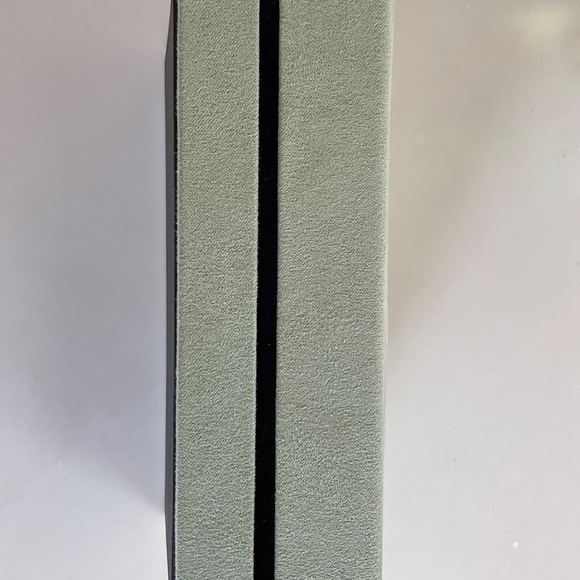 Van Cleef & Arpels Elegant Green Jewelry Box - Picture 3 of 7